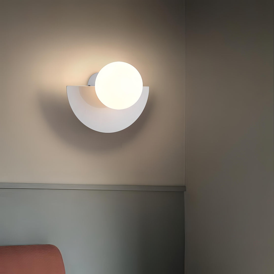 Detalle del aplique LED nórdico, mostrando su acabado metálico y emisión de luz suave.