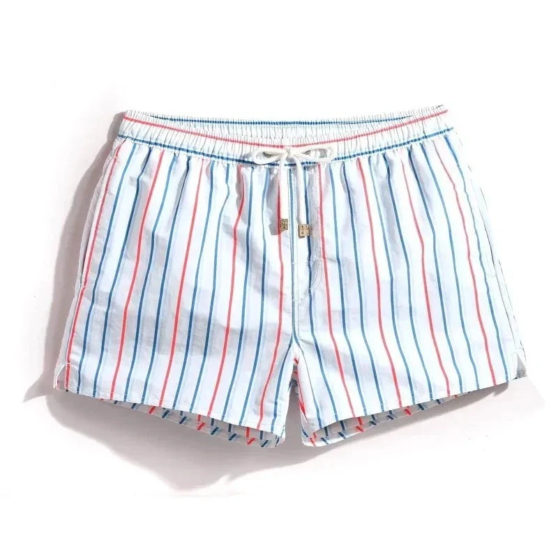 Bañador corto de hombre a rayas azules y blancas, ideal para playa y piscina, secado rápido.