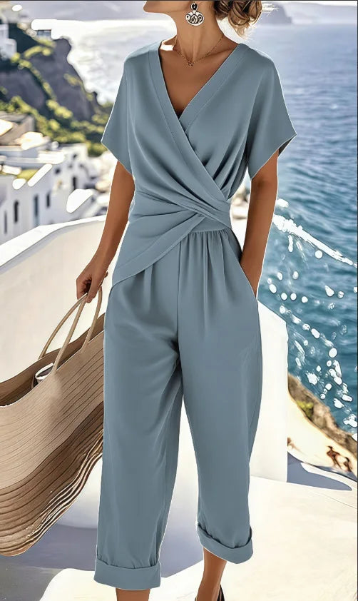 Mono de verano versátil para mujer, corte cruzado y pierna ancha. Elegante y casual para vacaciones.