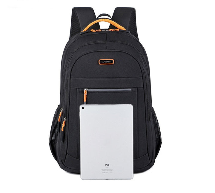 Mochila negra impermeable, diseño elegante. Protección para hombres en la oficina y ciudad.