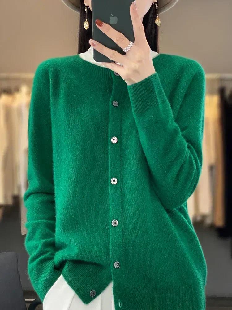 Cárdigan elegante de mujer con cuello redondo, ajuste estilizado. Ideal para otoño e invierno.