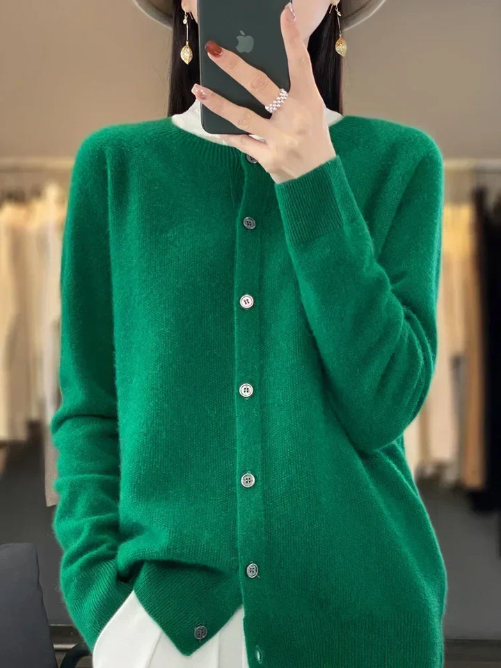 Cárdigan elegante de mujer con cuello redondo, ajuste estilizado. Ideal para otoño e invierno.