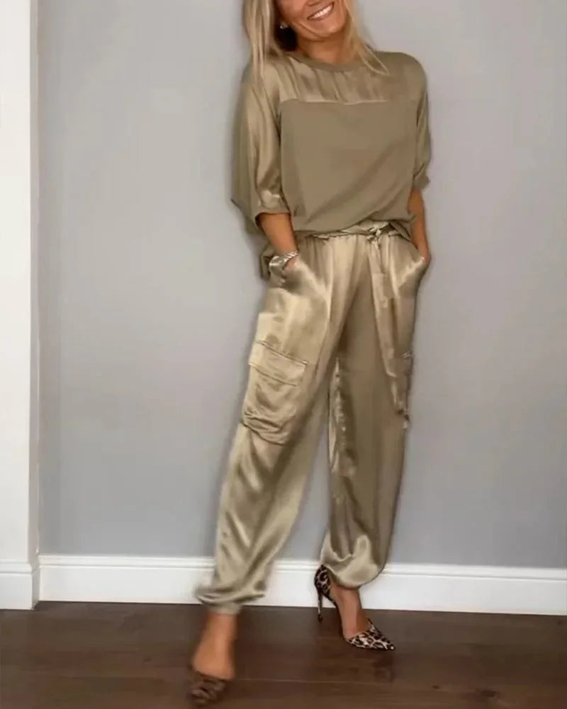 Conjunto dos piezas satinado para mujer, top suelto y pantalón cargo, atuendo chic de verano, moda urbana.