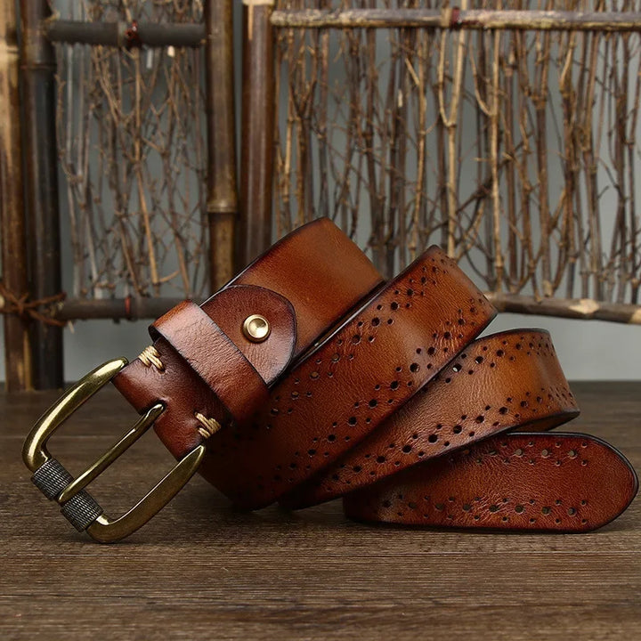 Vista frontal del cinturón de cuero perforado para hombre. Hebilla de aleación. Accesorio esencial de moda.