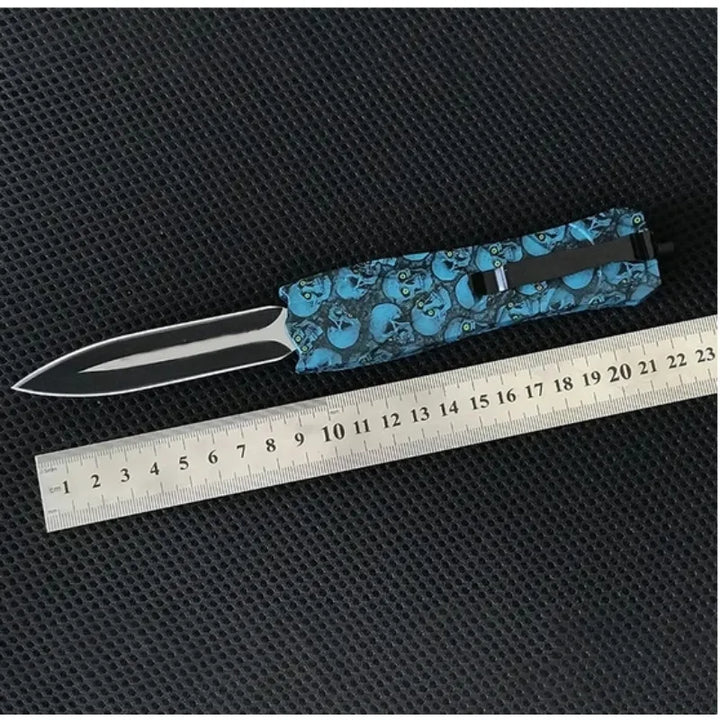 Cuchillo de supervivencia ergonómico para aventura y aire libre, multiherramienta portátil EDC de acero.