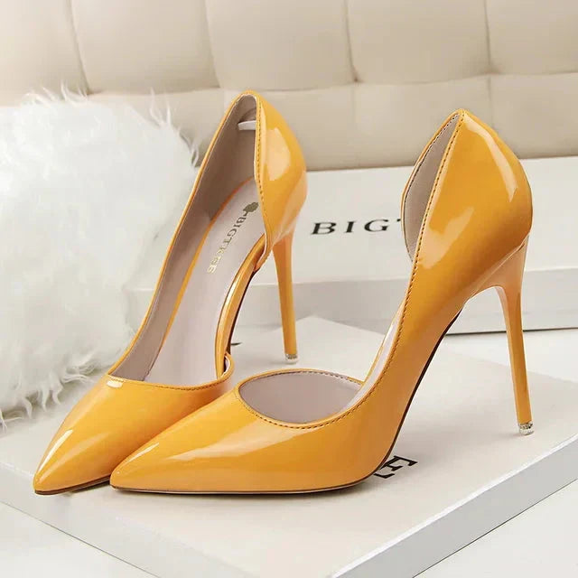 Zapatos elegantes de mujer, tacón alto, diseño con laterales abiertos para fiesta y moda verano.