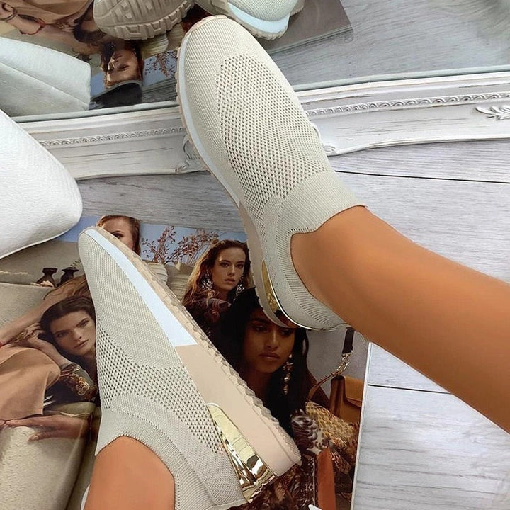 Zapatillas slip-on de mujer transpirables, diseño moderno para uso diario y viajes.