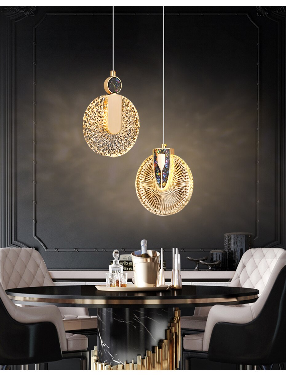 Decoración LED: lámpara colgante redonda de cristal dorado para cualquier estancia.