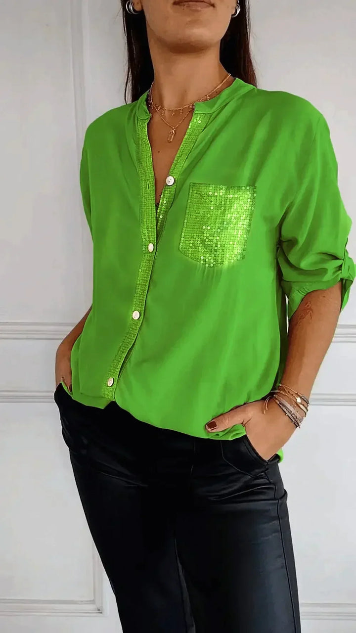 Blusa versátil de mujer con lentejuelas y botones, perfecta para moda casual y un toque brillante.