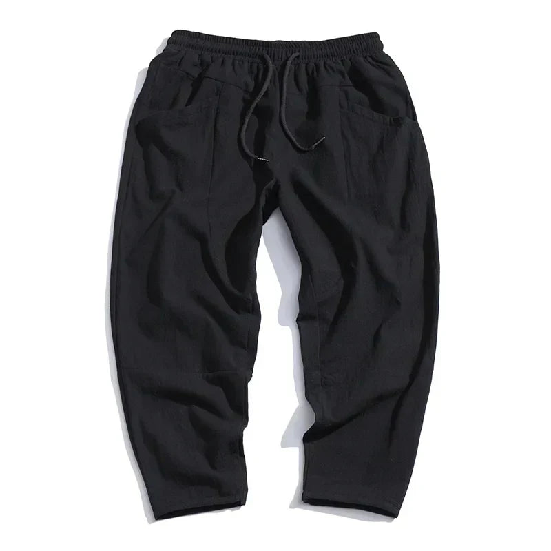 Hombre luciendo pantalón de lino elegante y cómodo. Estilo casual chic para vacaciones, playa y ocio en verano.