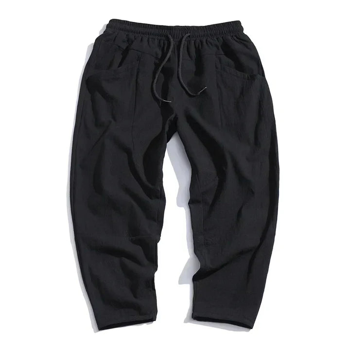 Hombre luciendo pantalón de lino elegante y cómodo. Estilo casual chic para vacaciones, playa y ocio en verano.
