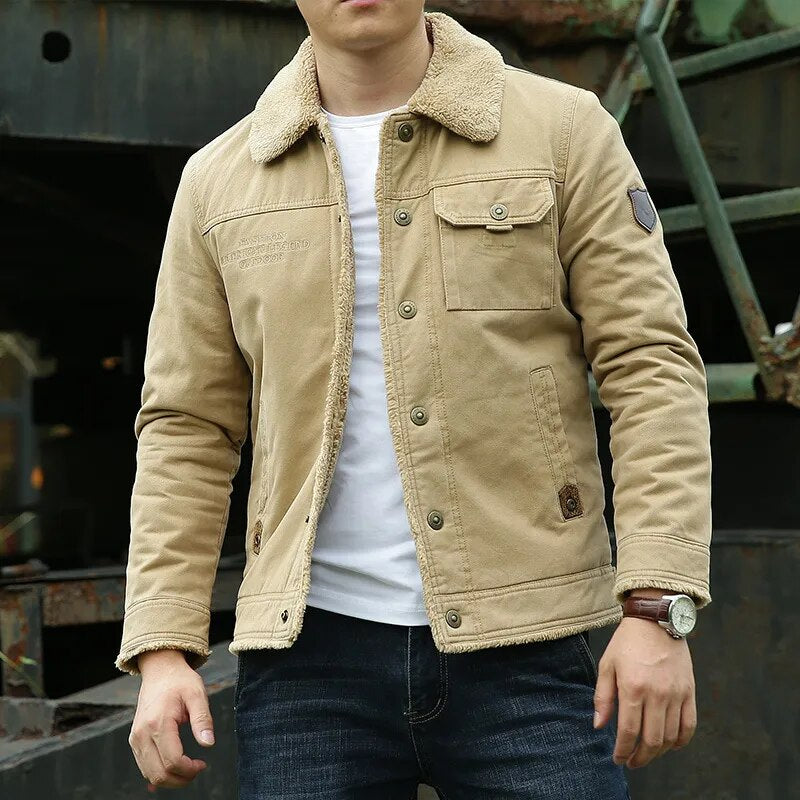 Chaqueta casual de hombre con abotonado frontal y bolsillos en el pecho. Ropa masculina moderna para otoño y entretiempo.