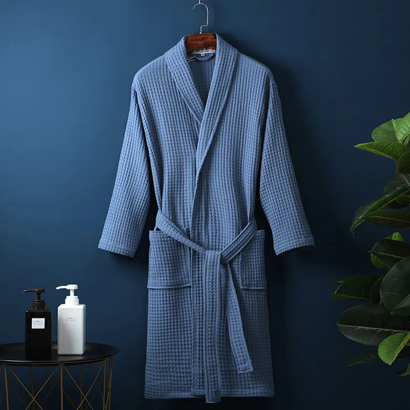 Bata de baño Aurora para mujer, envolvente y suave. Ideal para disfrutar del confort y relax en casa post ducha.