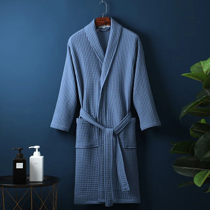 Bata de baño Aurora para mujer, envolvente y suave. Ideal para disfrutar del confort y relax en casa post ducha.