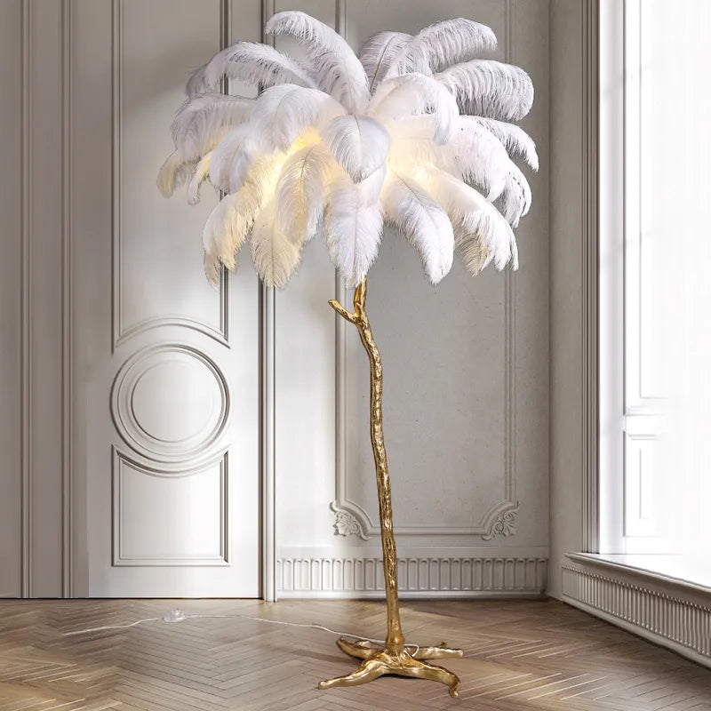 Elegante lámpara de pie con plumas de avestruz y acabado latón cobre. Ideal para sala de estar o dormitorio.