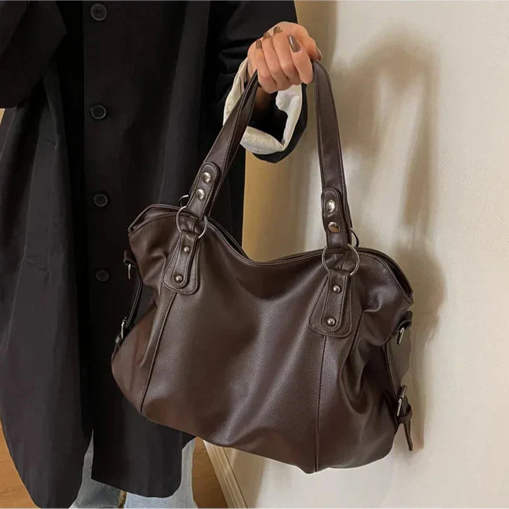 Bolso blanco grande y suave de cuero para mujer. Un accesorio diario elegante y práctico.