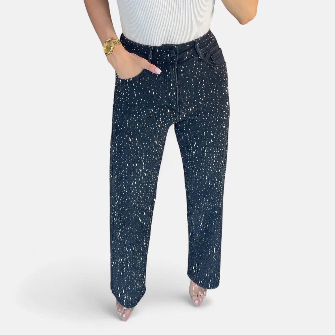 Vaqueros de mujer con pedrería brillante y diseño de pierna ancha, perfectos para un look casual y moderno.