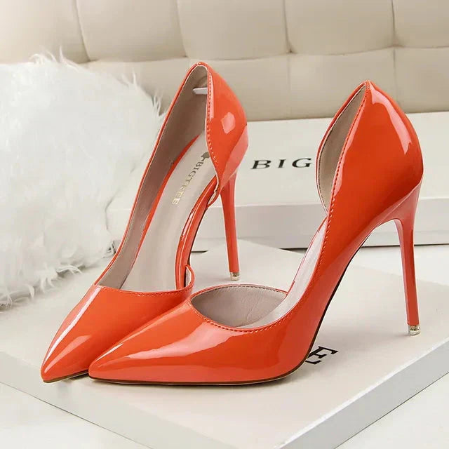 Zapatos de tacón alto femeninos, laterales descubiertos, ideales para ocasiones formales y temporada de verano.