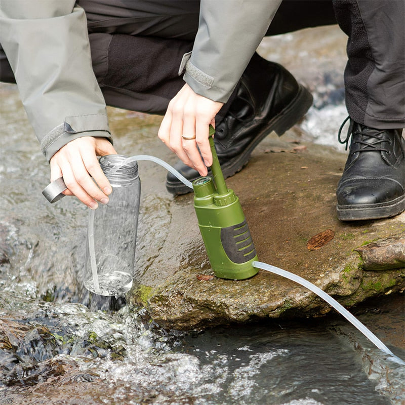 Mochila de senderismo en naturaleza con filtro de agua portátil, listo para purificar agua y asegurar hidratación.