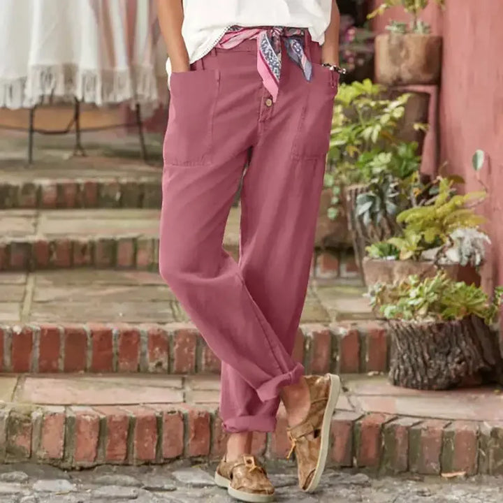Mujer luciendo pantalón relajado de cintura alta, color neutro, perfecto para look versátil y cómodo.