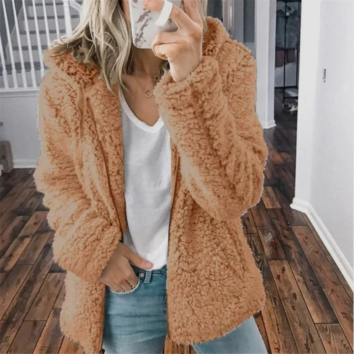 Mujer vistiendo chaqueta de invierno con capucha, estilo casual y elegante para actividades exterior.
