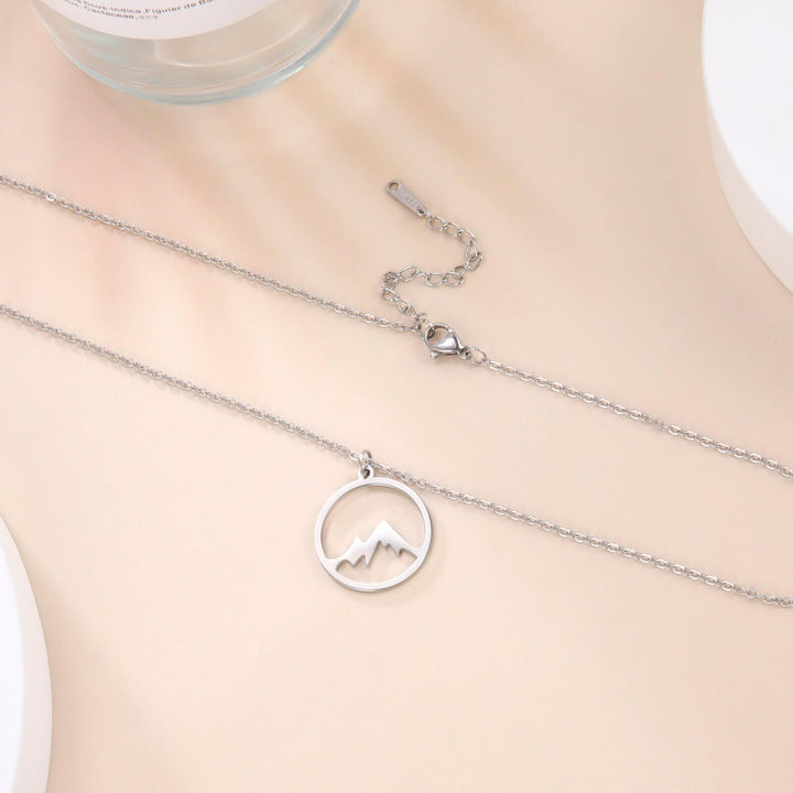 Collar de montaña con diseño delicado, perfecto como regalo para mujer.