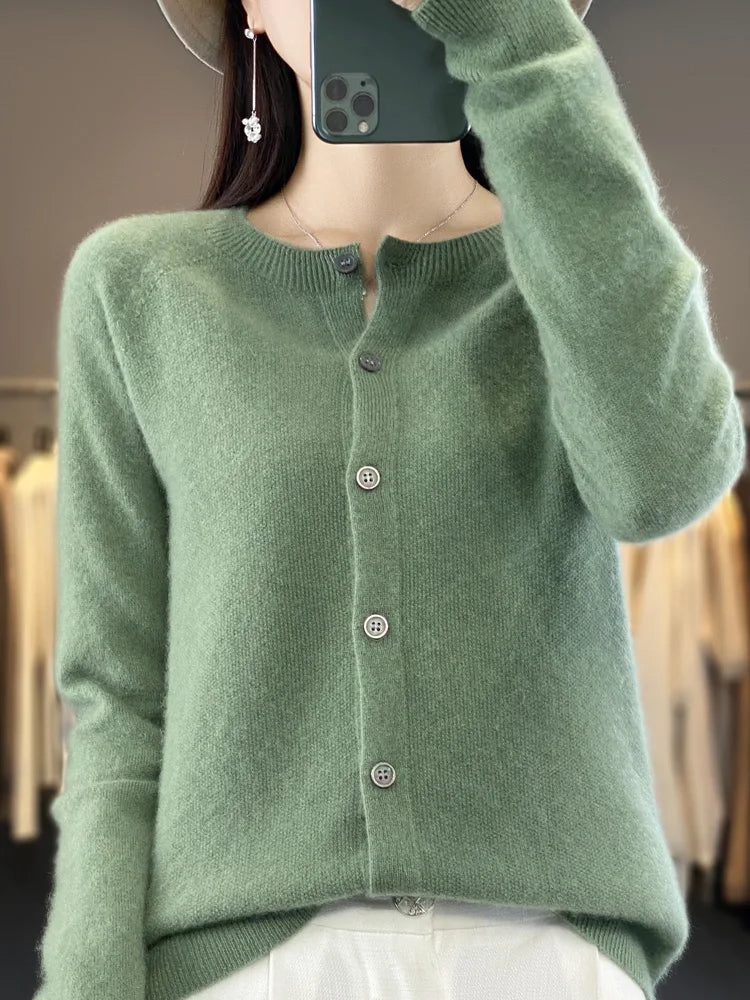 Cárdigan de mujer cómodo y versátil, con cuello redondo y ajuste slim. Moda femenina.