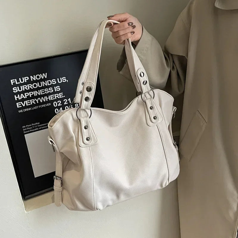 Bolso de mujer marrón, grande, de cuero suave. Estilo elegante con capacidad organizadora.