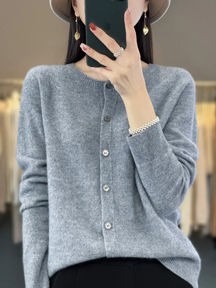 Moda femenina: Cárdigan ligero con cuello redondo para mujer, perfecto para capas en invierno.