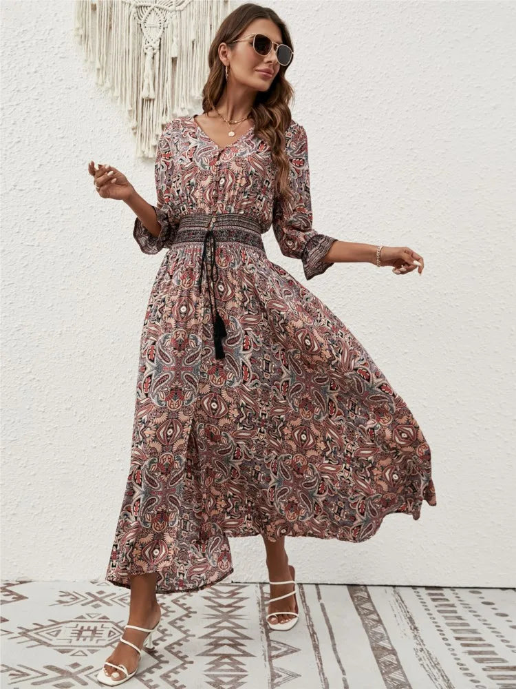 Vestido de mujer CLARISA elegante y casual, con favorecedor escote en V, ideal para la moda femenina de verano.