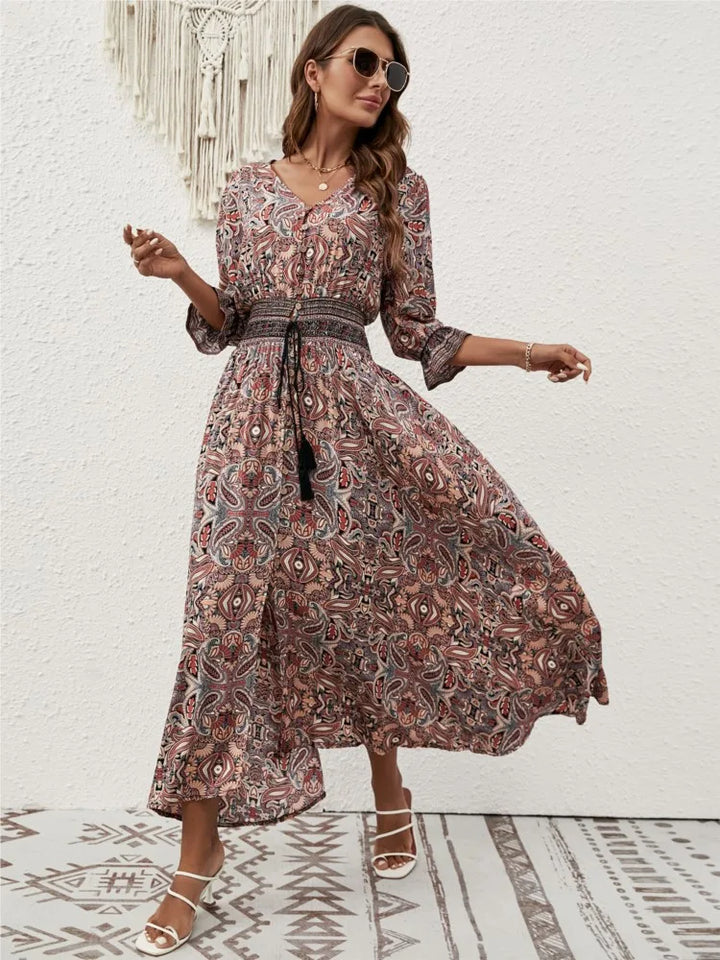 Vestido de mujer CLARISA elegante y casual, con favorecedor escote en V, ideal para la moda femenina de verano.