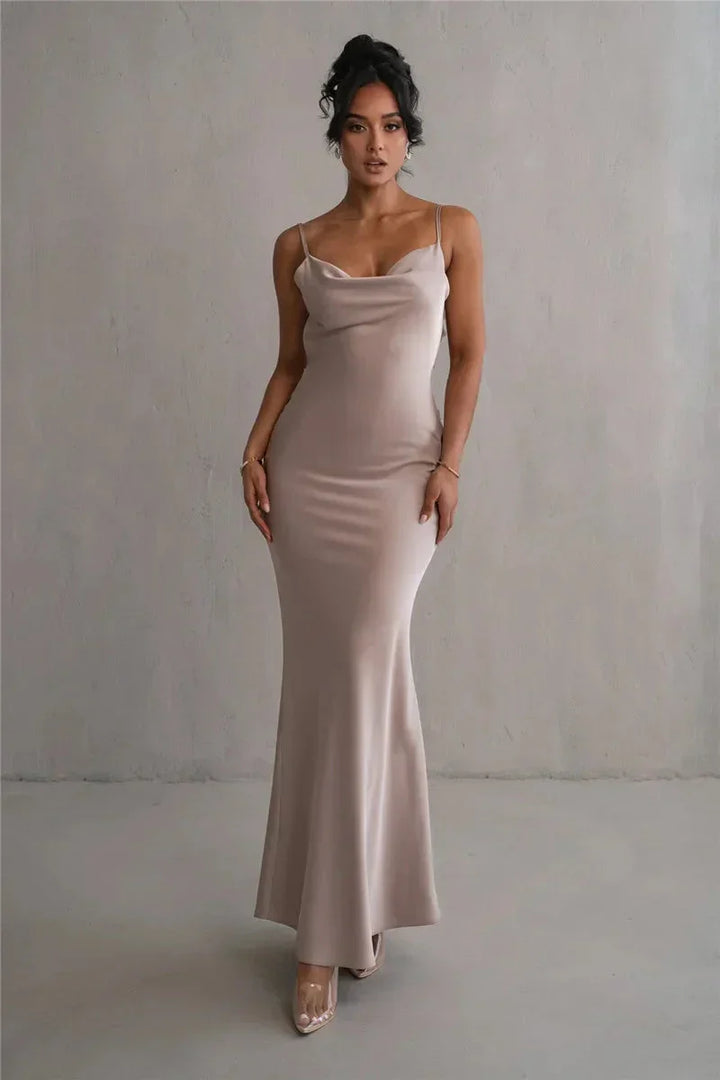 Vestido maxi fluido con cuello cascada, elegancia y movimiento para cualquier evento.