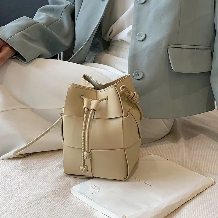 Bolso de hombro ANIKADEL con diseño estructurado y minimalista para un look chic.
