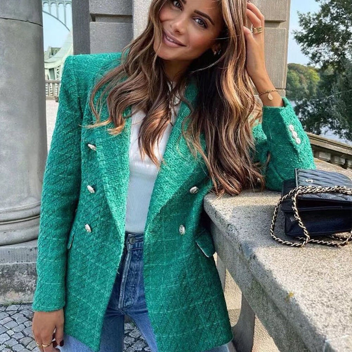 Blazer cruzado formal THAINA que realza la figura femenina, perfecto para moda ejecutiva y estilo.