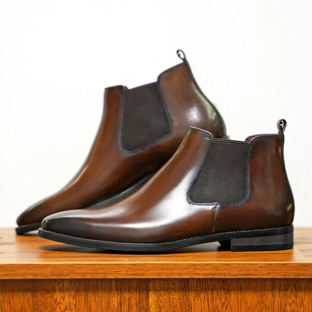 Botines Chelsea clásicos para hombre, calzado versátil que aporta un toque elegante a cualquier conjunto.