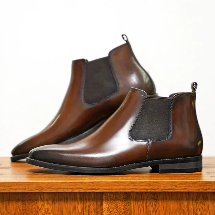 Botines Chelsea clásicos para hombre, calzado versátil que aporta un toque elegante a cualquier conjunto.