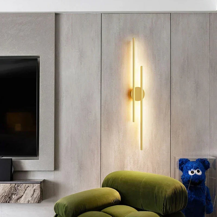 Lámpara de pared LED doble haz negro/dorado. Estilo contemporáneo para iluminación decorativa de interior.