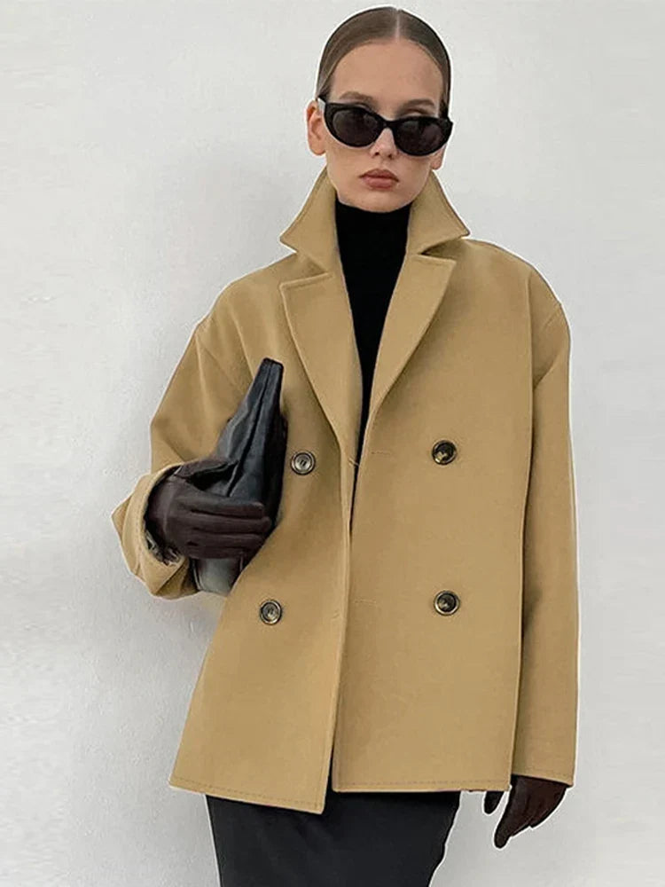 Abrigo reversible clásico de mujer en tono camel, elegante y versátil para invierno.
