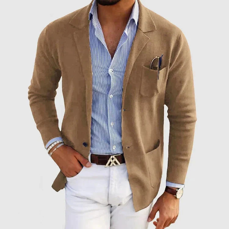 Blazer elegante y cómodo para hombre, corte slim fit que realza la figura masculina con estilo.