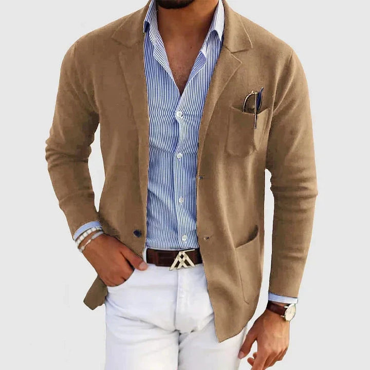 Blazer elegante y cómodo para hombre, corte slim fit que realza la figura masculina con estilo.