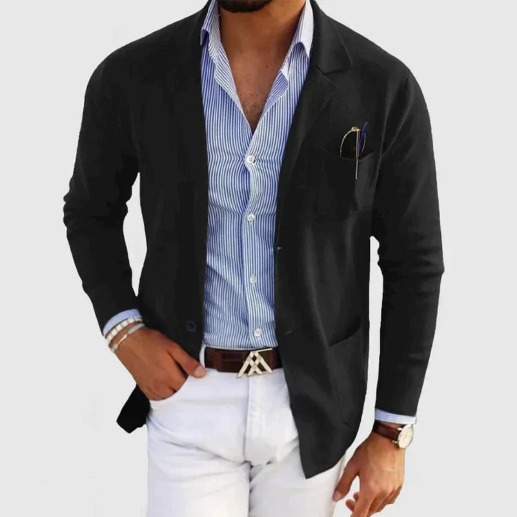Blazer hombre casual slim fit, detallando su tejido de alta calidad y diseño elegante.