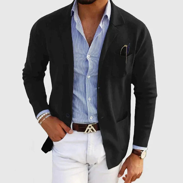Blazer hombre casual slim fit, detallando su tejido de alta calidad y diseño elegante.