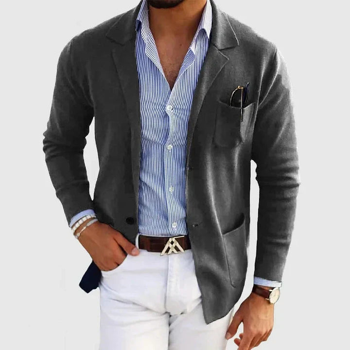 Hombre con blazer slim fit casual, combinando elegancia y confort para un look actual.