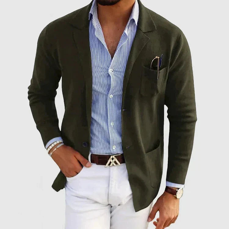 Atractivo blazer casual slim fit para hombre, esencial en moda masculina para eventos y oficina.