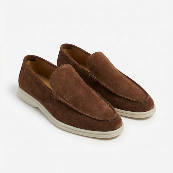 Perfil de mocasines hombre casuales, diseño sin cordones y suela cómoda para estilo diario de moda masculina.