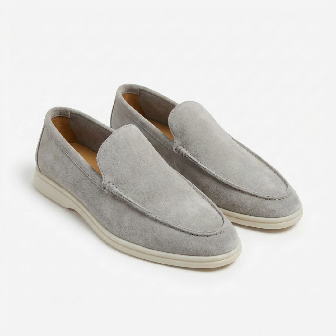 Detalle de la textura en mocasines hombre, calzado casual sin cordones de alta calidad y estilo.