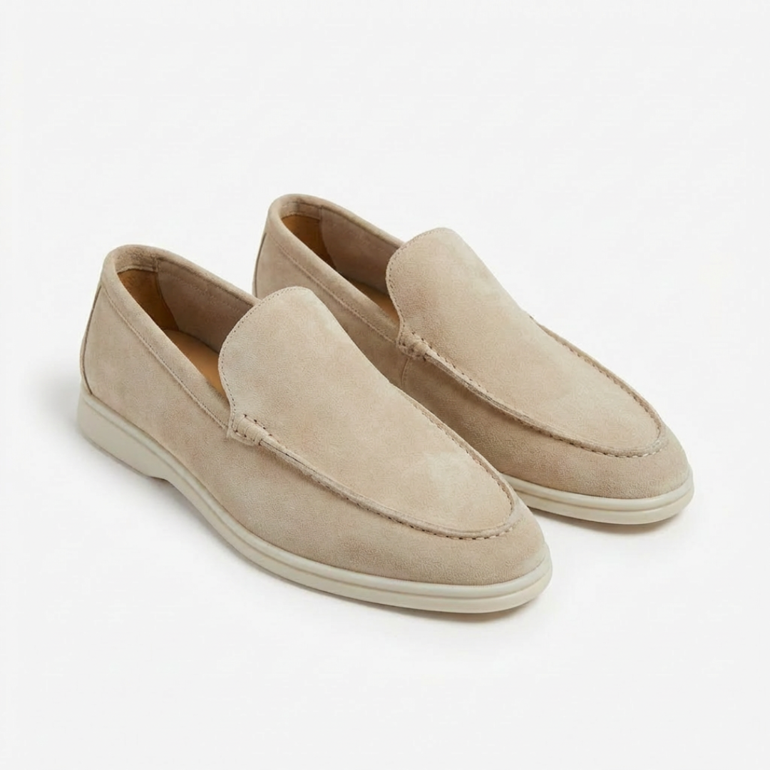 Hombre luciendo mocasines casuales sin cordones, comodidad y estilo para su vestuario de moda.