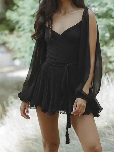 Detalle de tejido y estampado animal en el top ajustado y minifalda del Conjunto Selya para mujer.