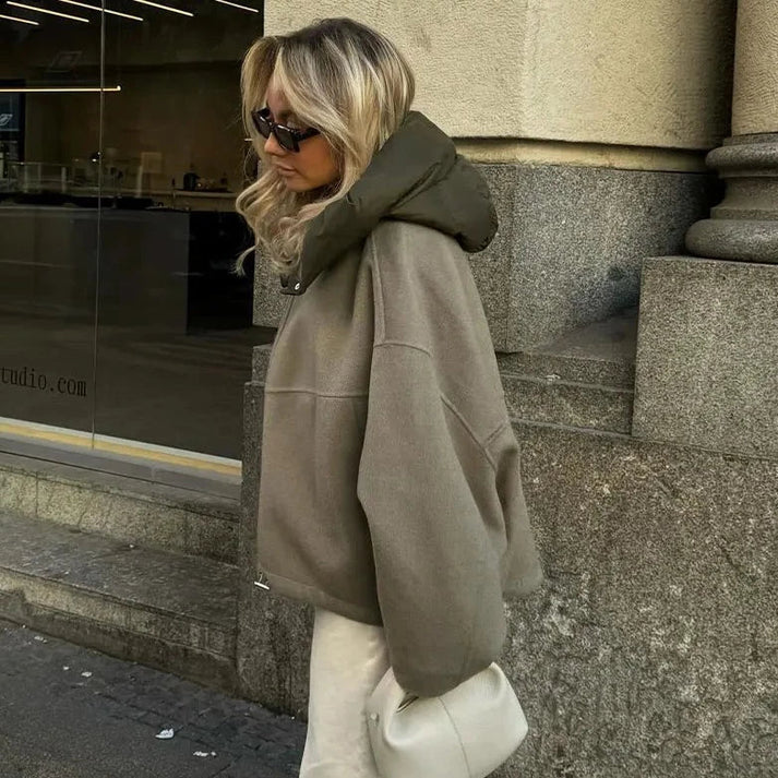 Cazadora bomber de mujer con capucha, diseño elegante. Ideal para un look de moda versátil en invierno.