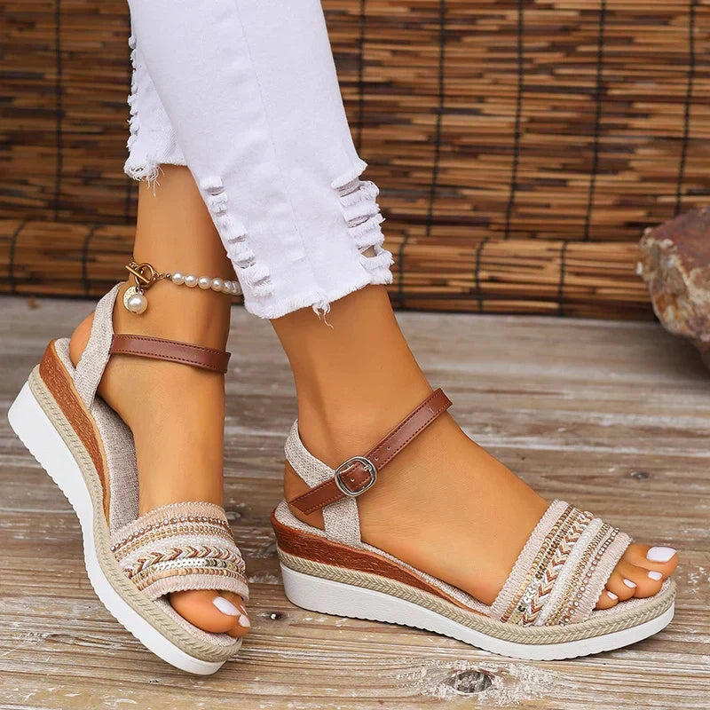 Cómodas sandalias de cuña para mujer, estilo boho-chic, ideales para el verano y uso diario.